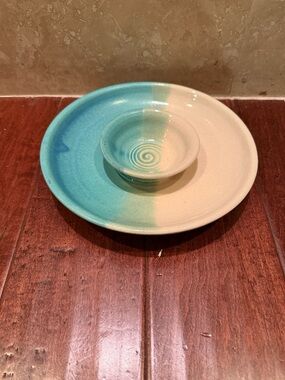 Handmade in Chatham Stoneware Two-Tone Ceramic Dip Chip Pottery Plate.  
9 1/8”